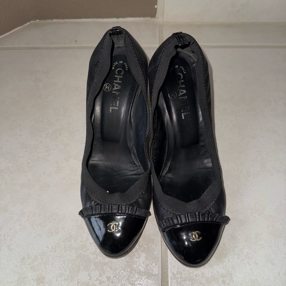 Chanel 2009 Interlocking CC Logo Pumps